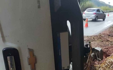 Capotamento de caminhonete mobiliza bombeiros e Samu