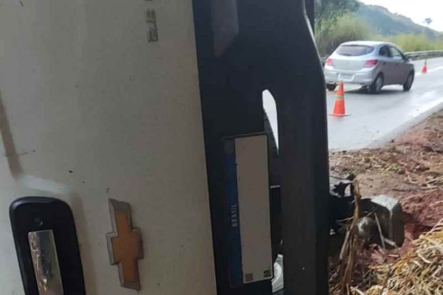 Capotamento de caminhonete mobiliza bombeiros e Samu