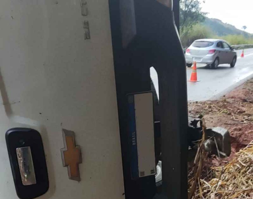 Capotamento de caminhonete mobiliza bombeiros e Samu